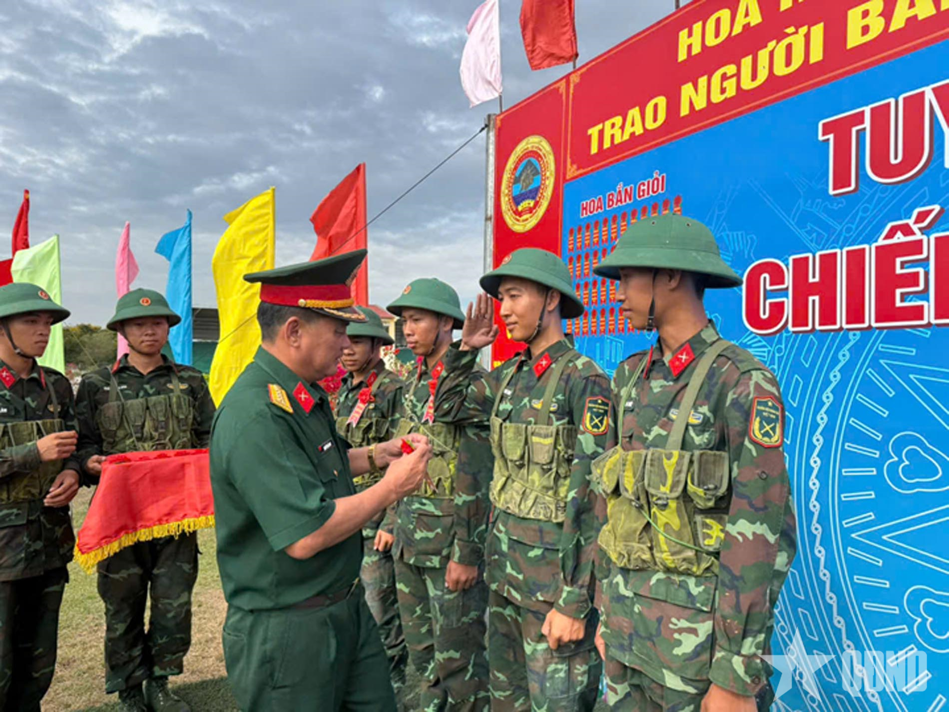 Chiến sĩ mới Sư đoàn 5 (Quân khu 7) quyết giành “hoa điểm giỏi”